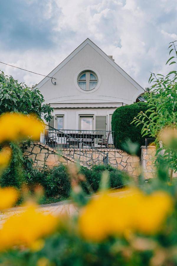 Ferienhaus für 6 Personen, mit Balkon und Terrasse sowie Garten und Seeblick in Csopak