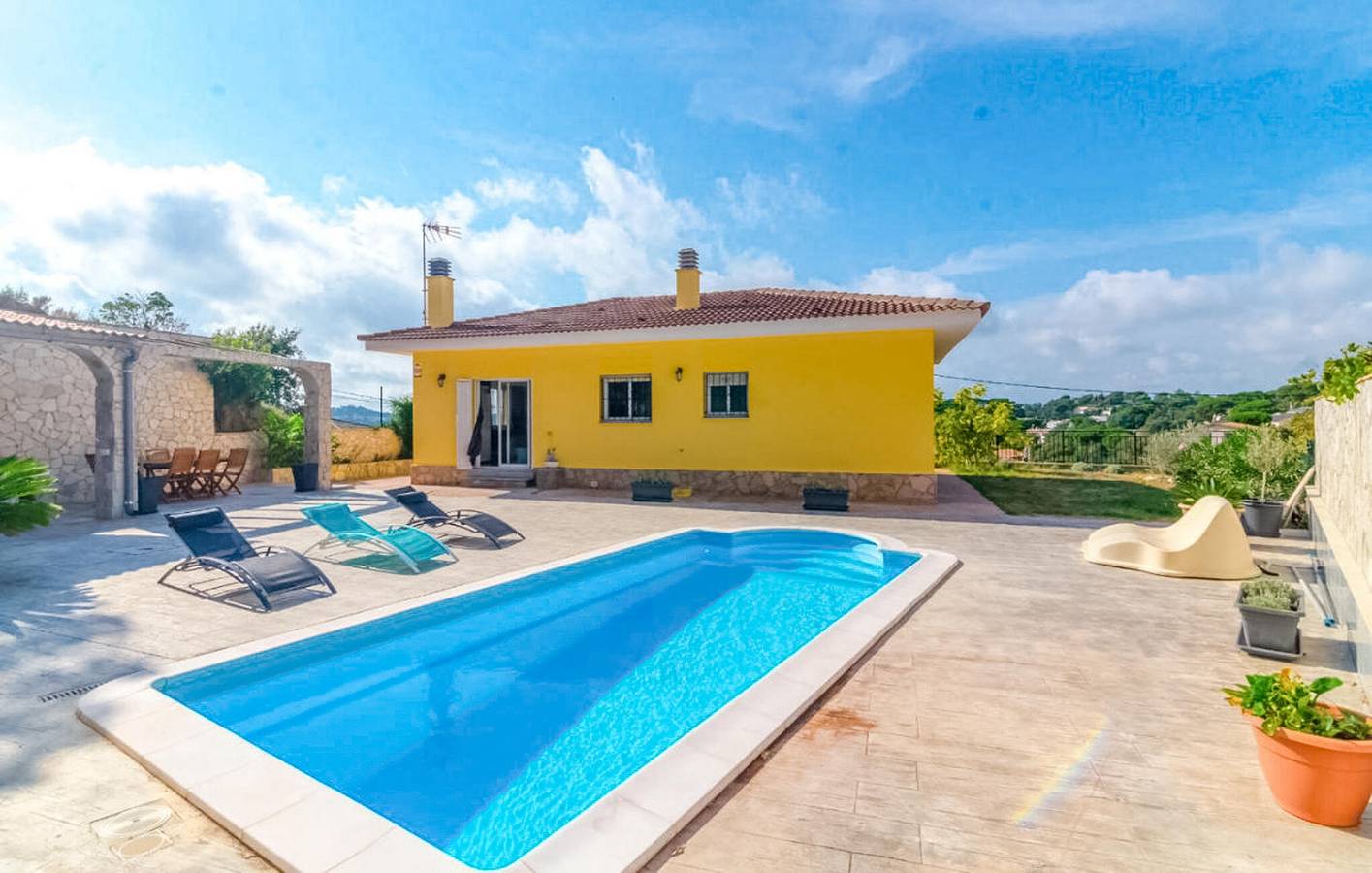 Apartamento con vistas a la montaña y piscina cerca de Lloret de Mar in Aiguaviva Parc, Vidreras