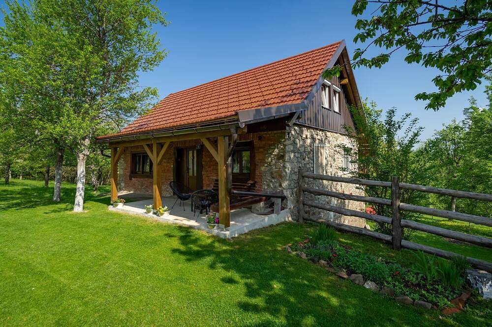 Holiday Home Sleme with jacuzzi, big garden and fireplace in Delnice, Primorje-Gorski Kotar