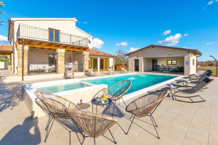 Villa pour 6 personnes, avec piscine et jardin à Loborika