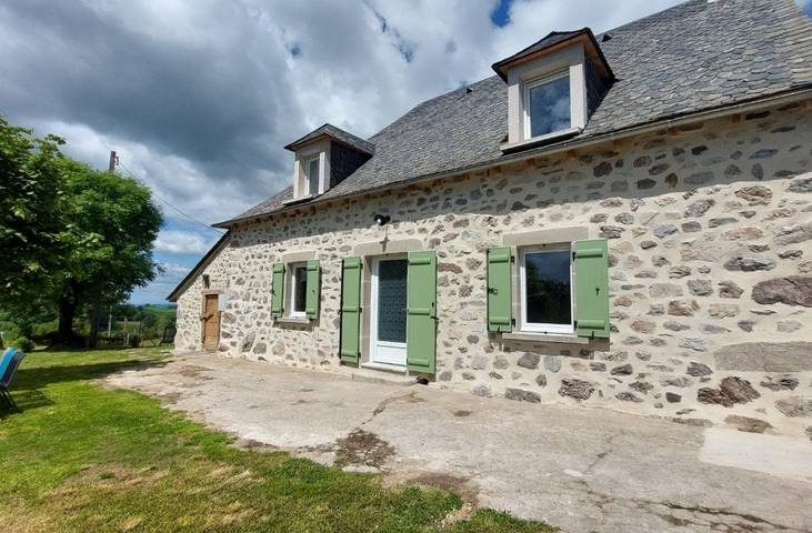 Gîte pour 8 personnes, avec terrasse ainsi que vue sur le lac et jardin