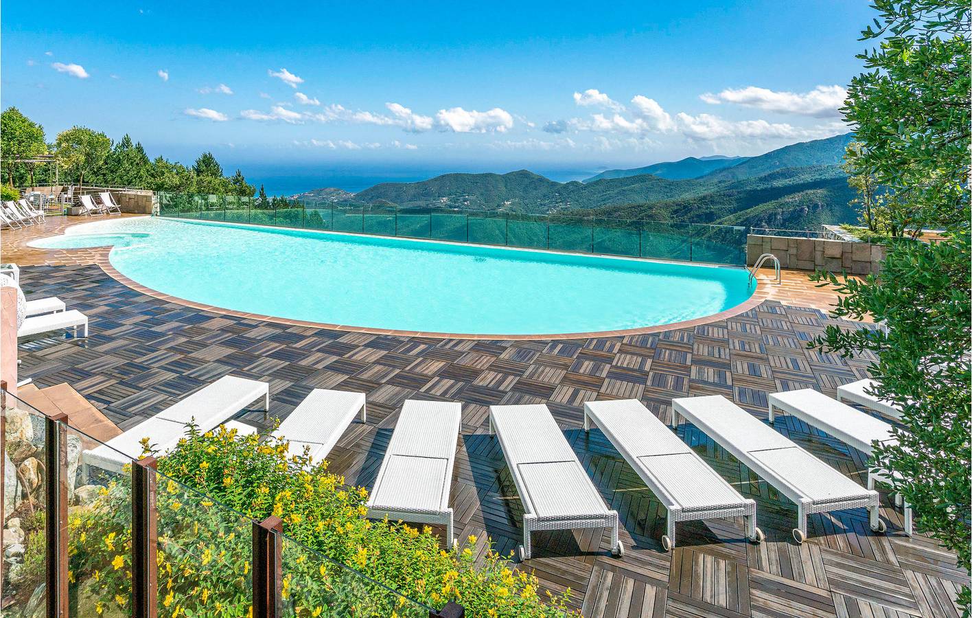 Entire holiday apartment, Magliolo Oasis: A/C, Pool, Garage, & WiFi! in Magliolo, Ligurian Alps