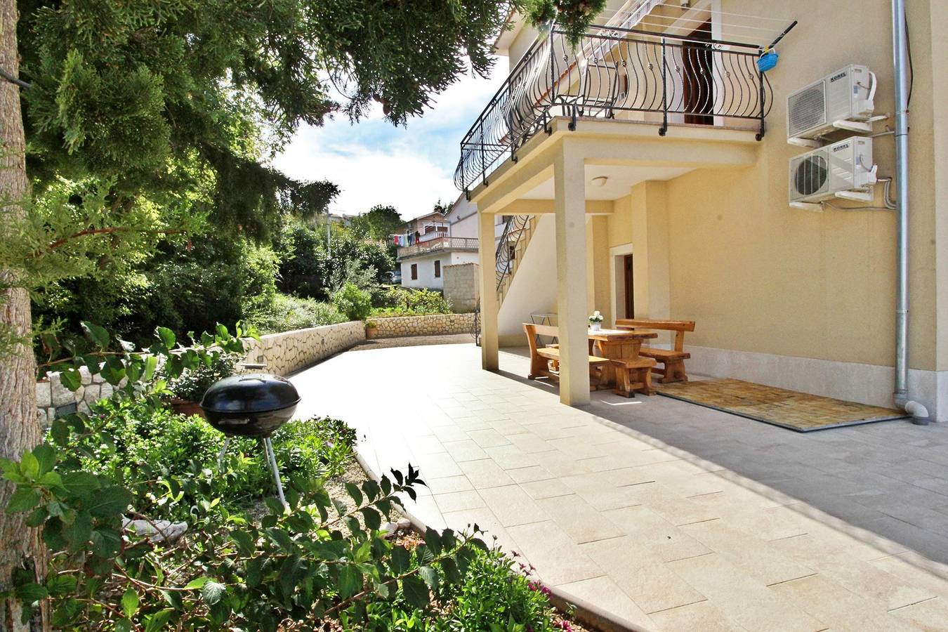Ganze Wohnung, Apartment Ivanka - 200 m vom Meer, in der Nähe des Strandes, privater Parkplatz, Terrasse in Soline, Krk