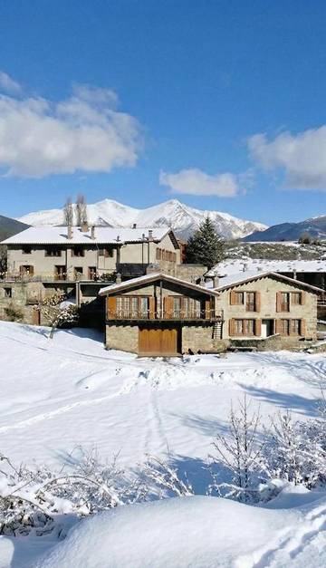 Casa rural para 6 personas, con terraza y piscina además de vistas y jardín en Ripollès