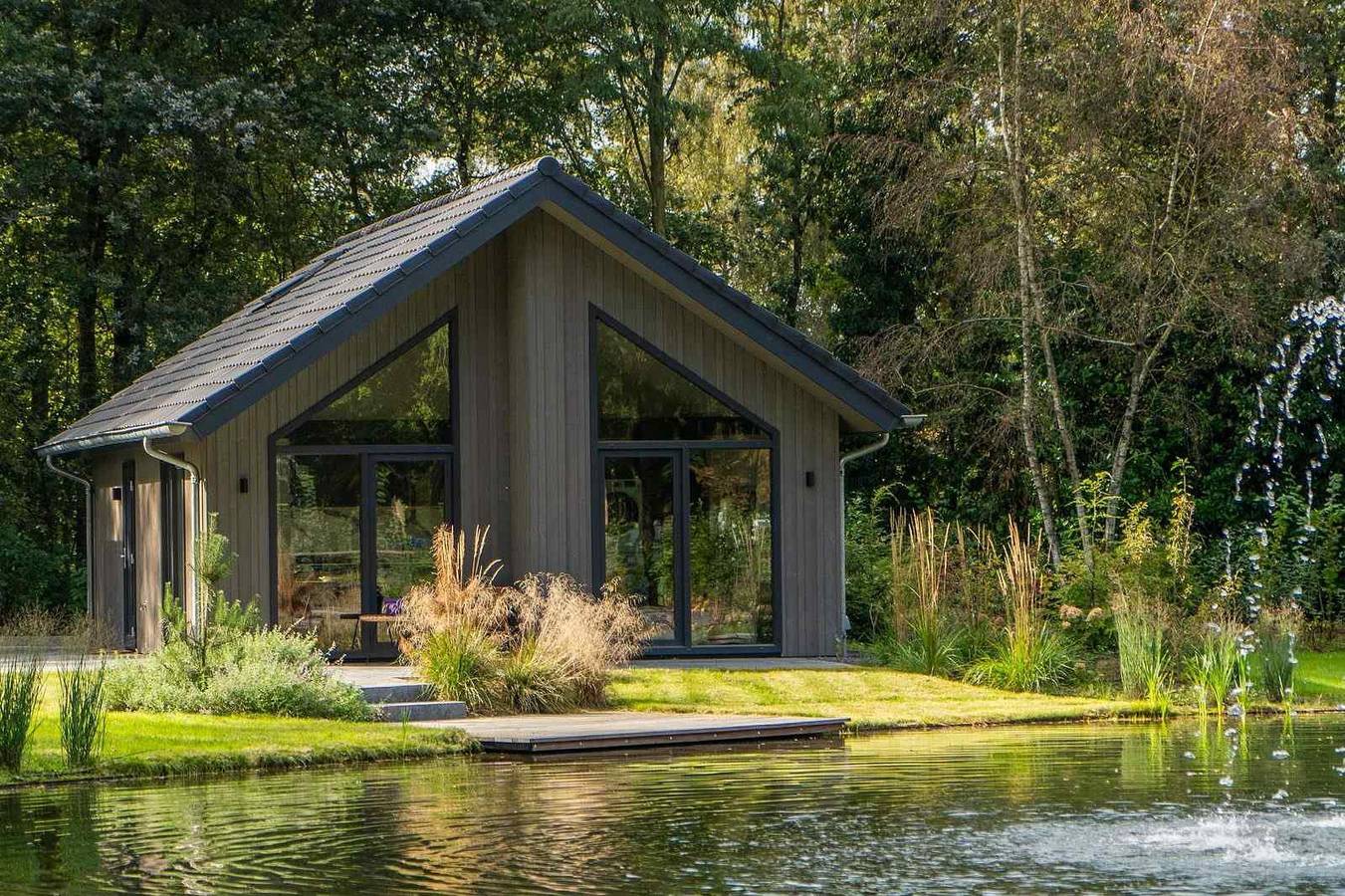 Ruime 6-persoons ecovilla met zicht over het water op een vakantiepark in Oirschot in Oirschot, Noord-Brabant