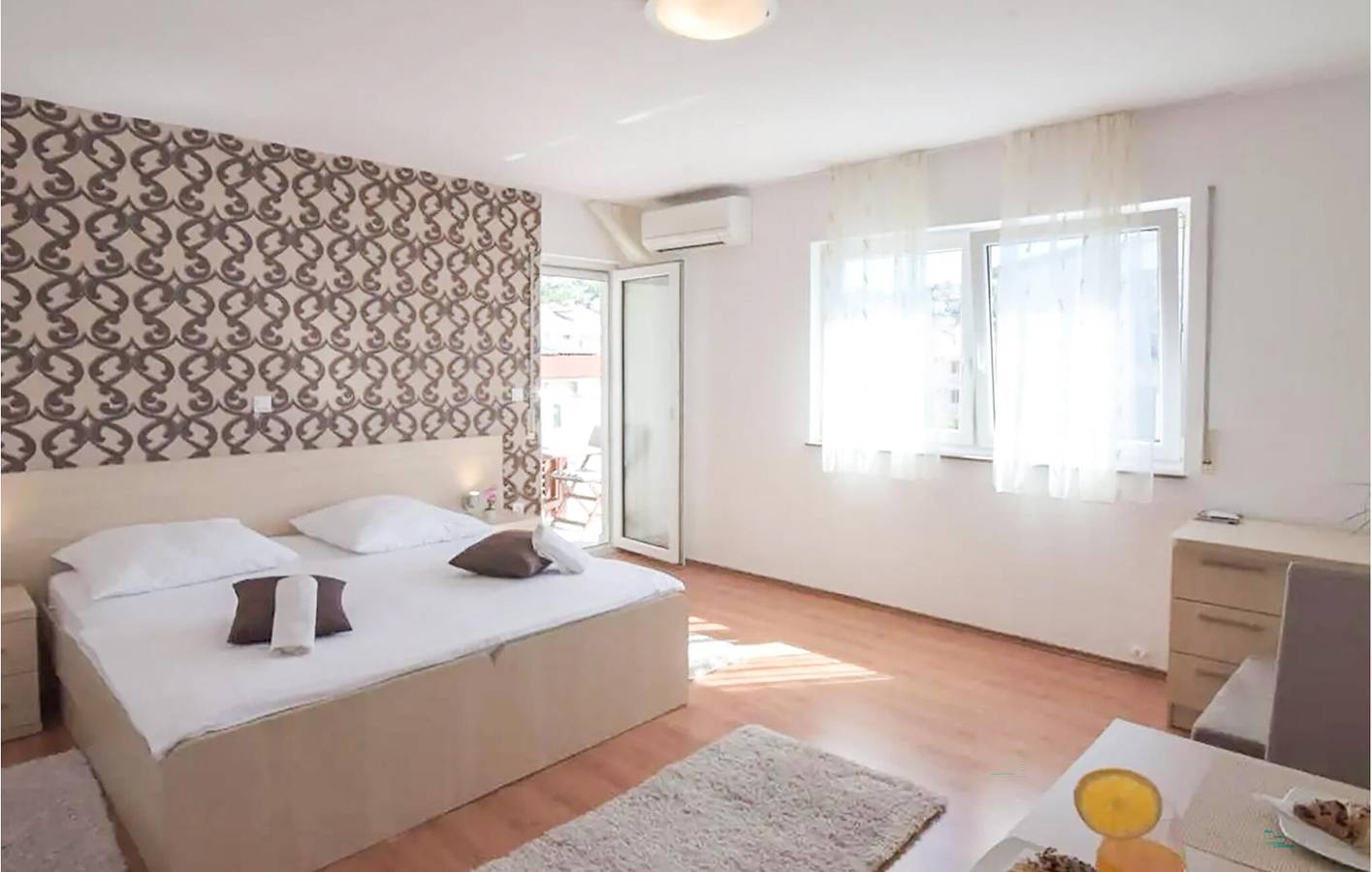 Ganze Ferienwohnung, Apartment mit Meerblick, Terrasse, Küche und Parkplatz in der Nähe des Strandes von Strobec in Stobrec, Split-Dalmatien