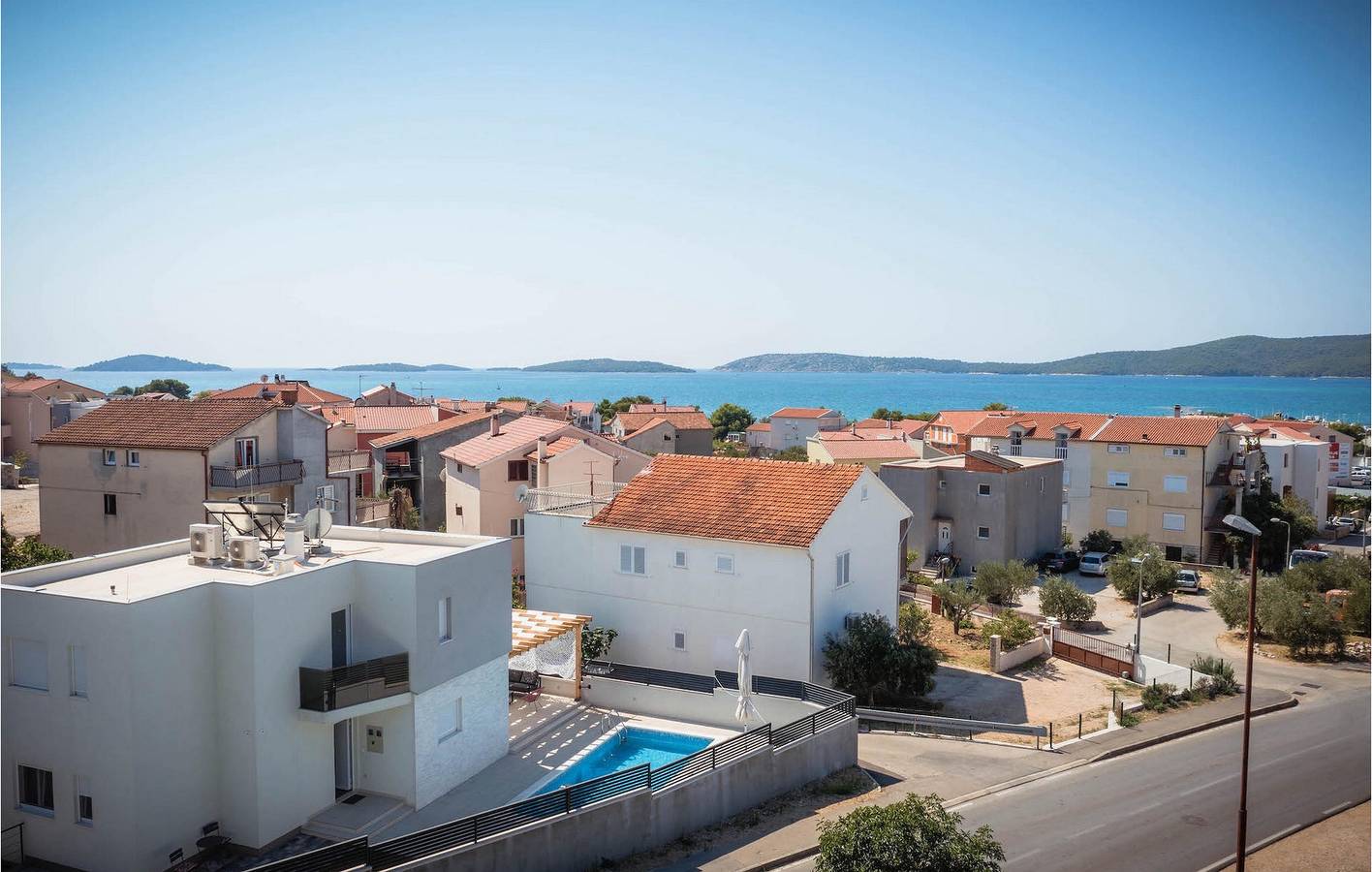 Cozy 1-Bedroom Apartment with Pool, 1km from Beach in Sibenik, Šibenik-Knin