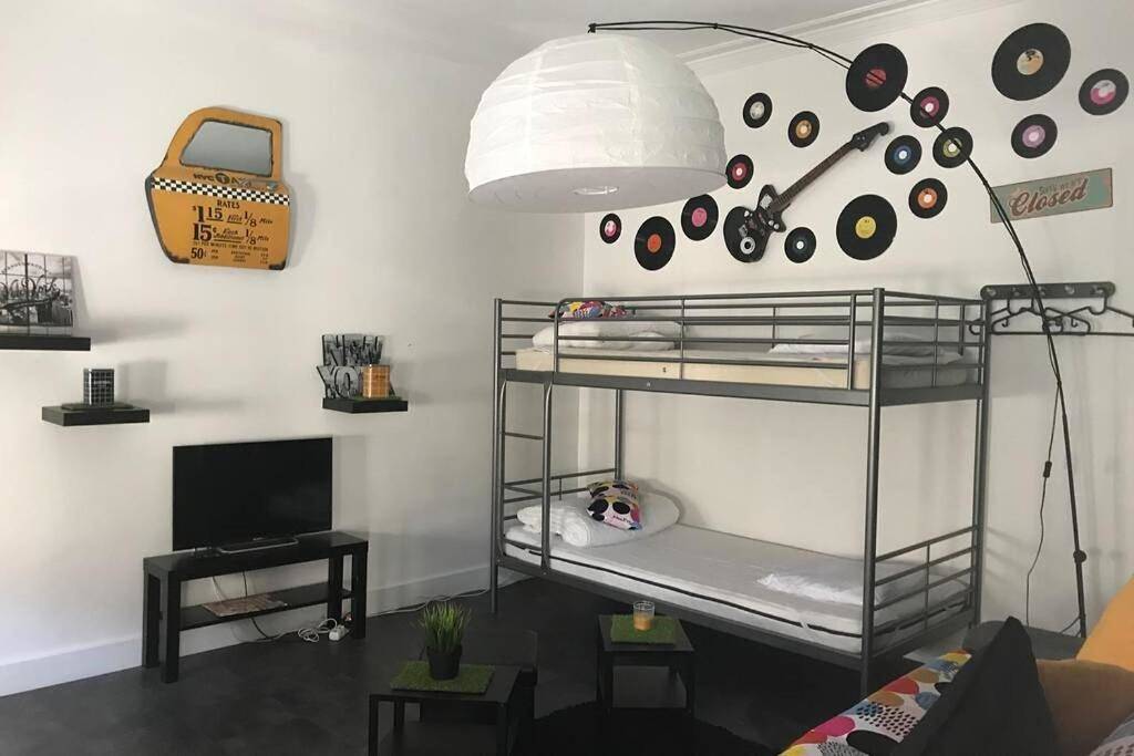 Appartement entier, Studio with Sofa Bed in Milly-la-Forêt, Parc naturel régional du Gâtinais français