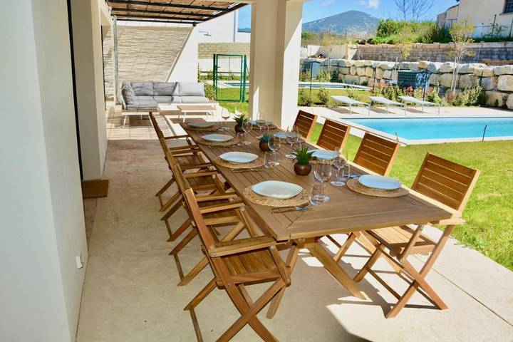 Villa pour 8 personnes, avec piscine ainsi que jardin et vue
