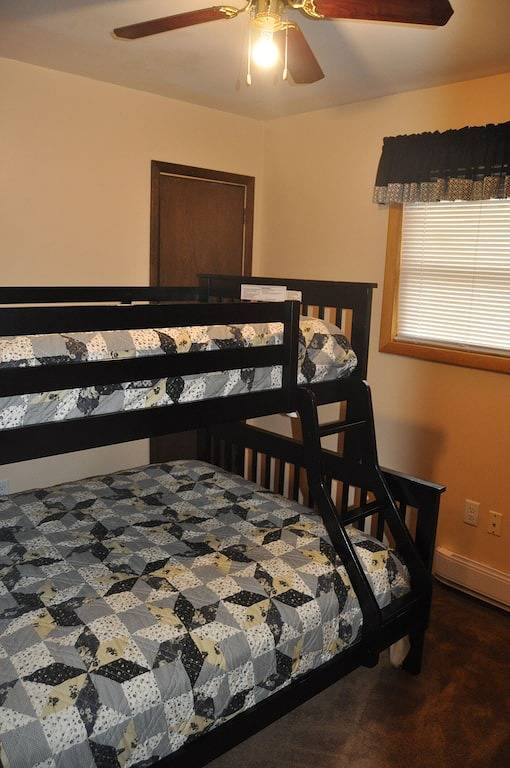 Vacation house for 12 people, with balcony and pool as well as hot tub, with pets in Pocono Mountains