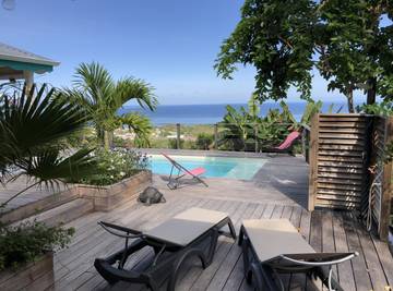 Gîte pour 6 personnes, avec piscine ainsi que terrasse et jardin à Vieux-Habitants