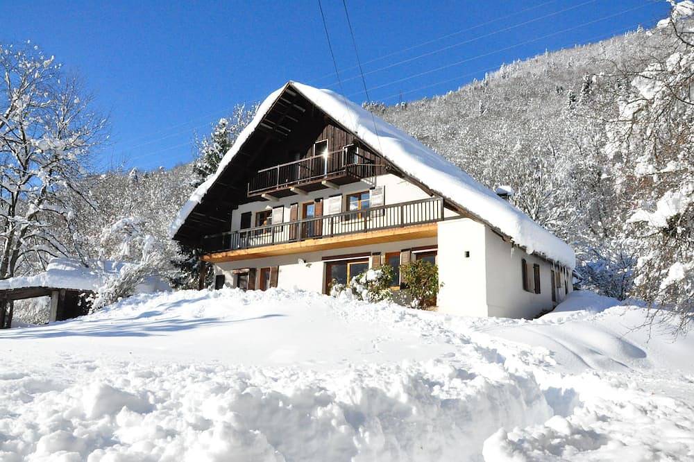 Grand chalet dans le massif du Beaufortain proche des stations pour 15 personnes in Queige, Région d'Albertville