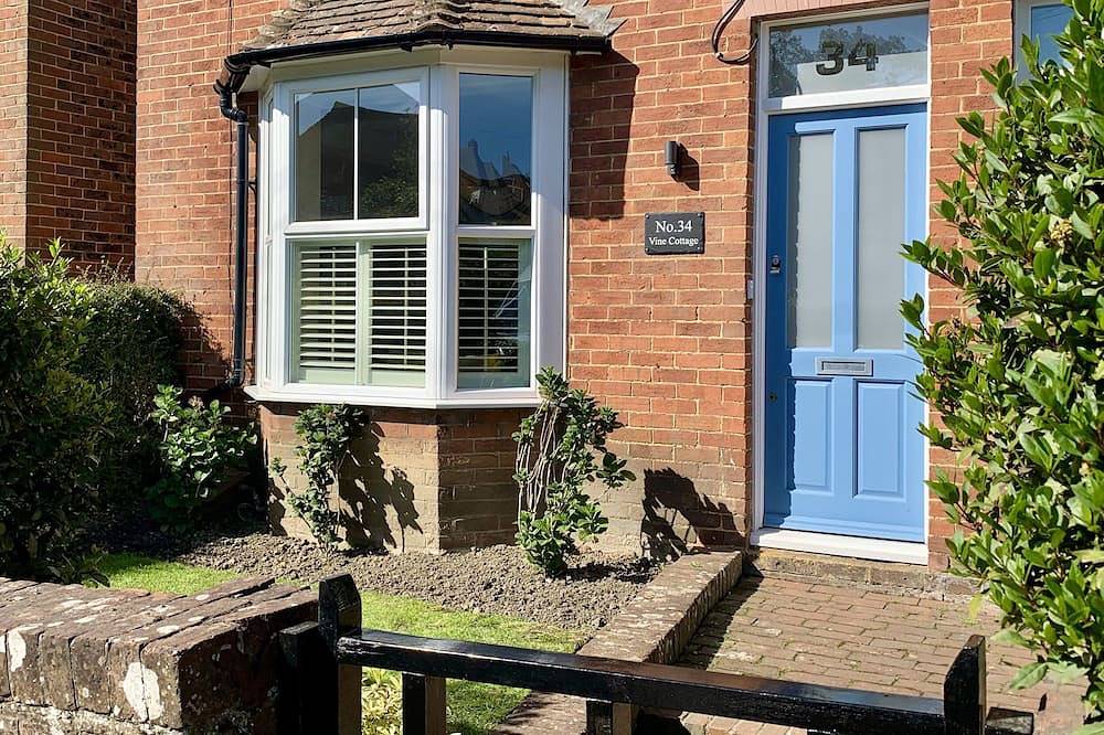 Vine Cottage, with a garden in Tenterden in Tenterden, Ashford region