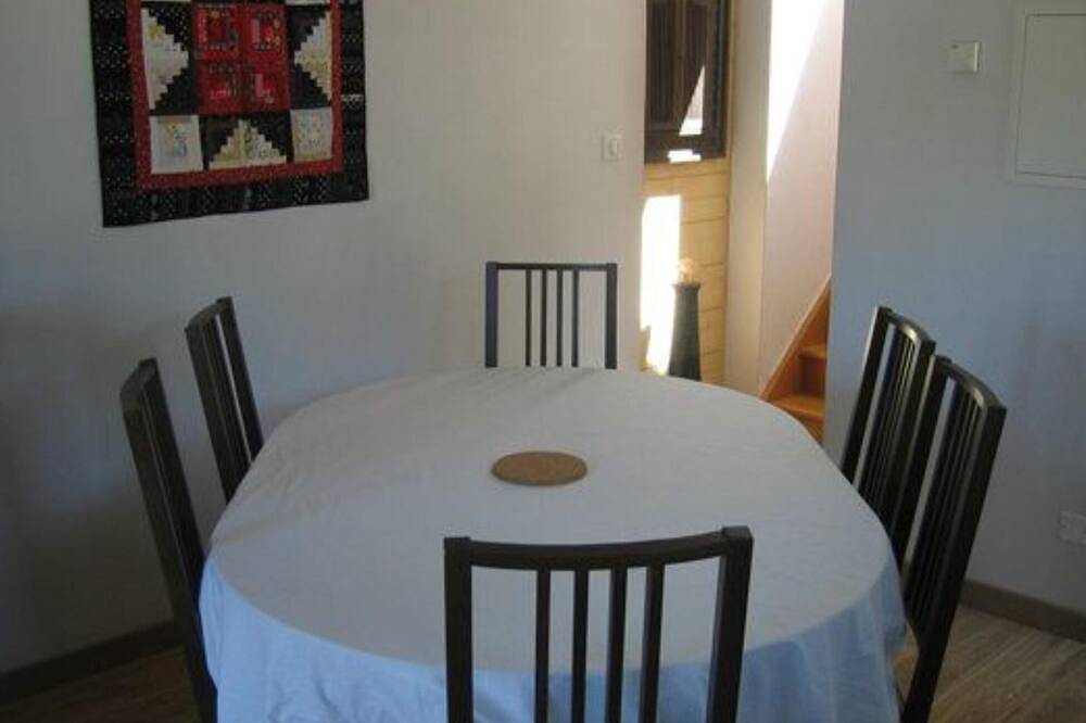 Appartement entier, Gîte 4-6 personnes avec vue exceptionnelle sur les sommets Pyrénéens in Préchac, Parc national des Pyrénées