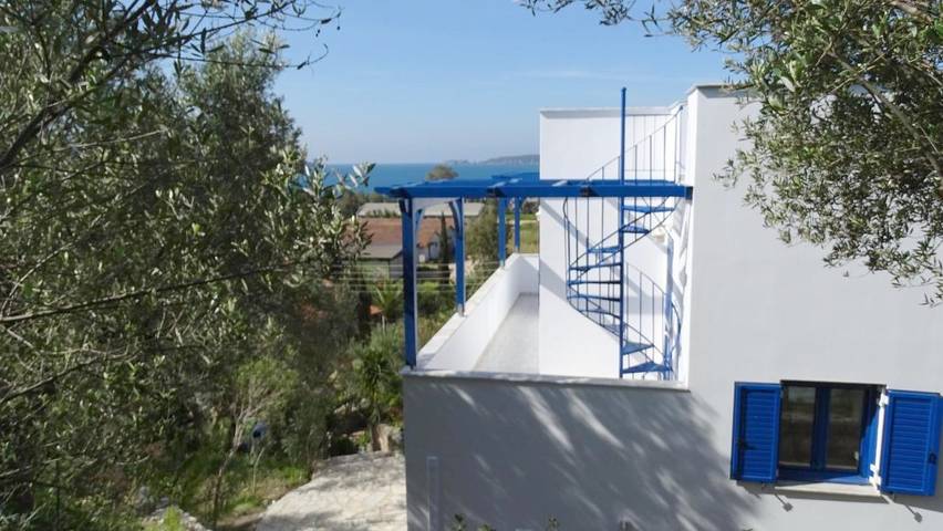 Location de vacances pour 5 personnes, avec jardin et piscine ainsi que vue sur le lac et vue dans Gialova - 4