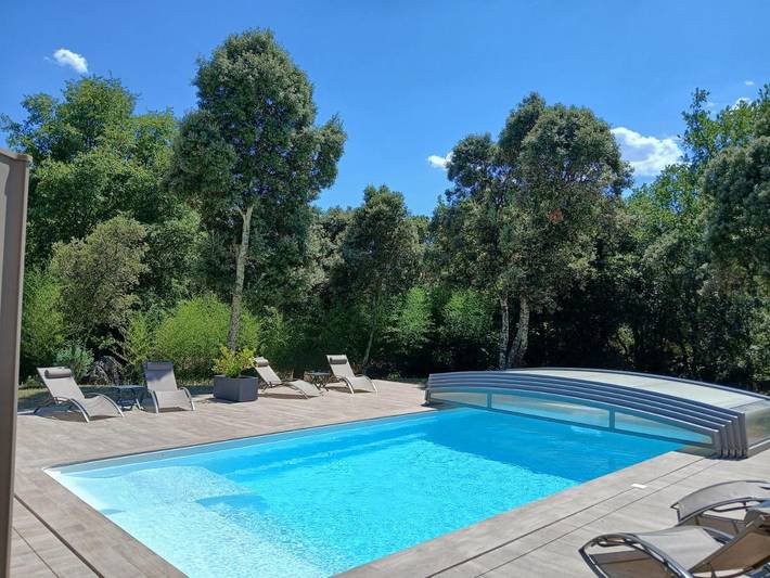 Location de vacances pour 2 personnes, avec Terrasse et Jacuzzi ainsi que Jardin et Piscine à Saint-Martin-de-Londres