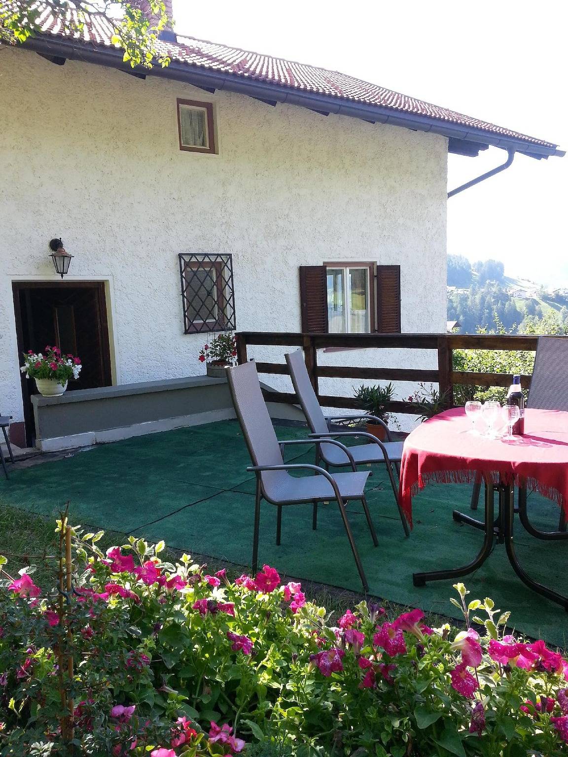 Entire holiday apartment, Holiday apartment in a quiet location on the edge of a forest in Navis, Innsbruck region