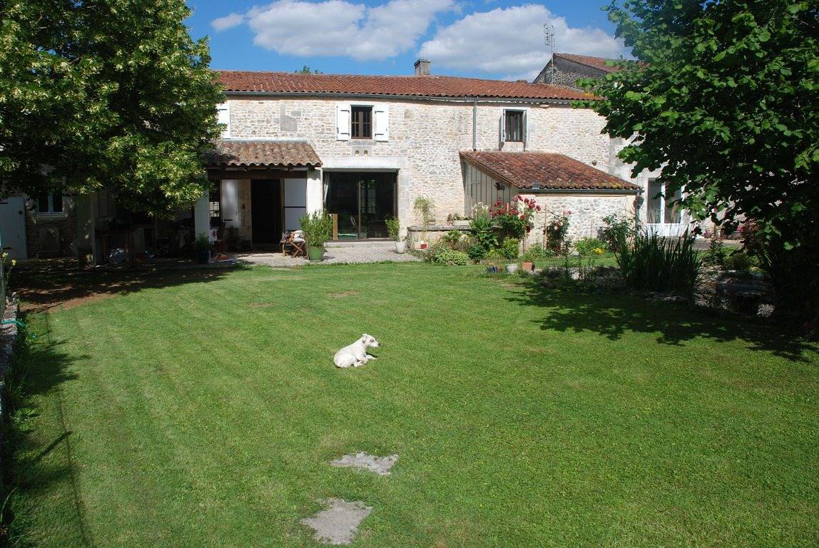 Chambres d'hôtes La Bulle d'Etang - Bois Flotte in Saint-Hippolyte (Charente-Maritime), Région de Rochefort