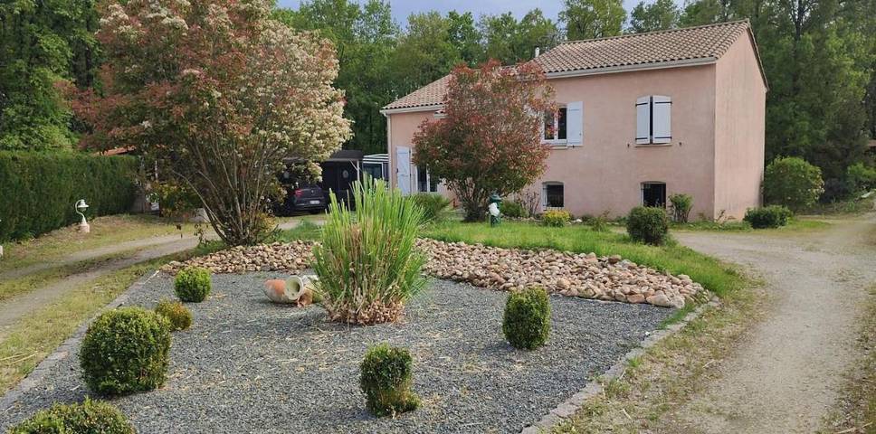 Location de vacances pour 6 personnes, avec terrasse ainsi que piscine et jacuzzi à Puybegon - 4