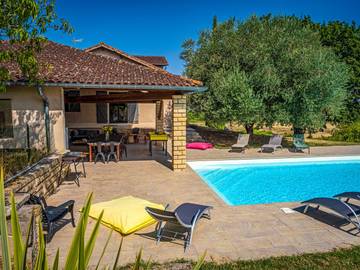 Gîte pour 14 personnes, avec jardin ainsi que terrasse et piscine, animaux acceptés à Senouillac
