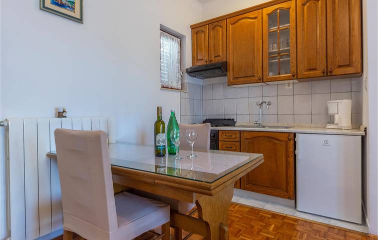 Appartement de vacances entier, Appartement confortable avec terrasse, cuisine et parking - À 500 m de la plage de Strobec in Stobrec, Split-Dalmatie