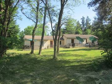Gîte pour 4 personnes, avec terrasse et vue sur le lac à Le Lac-d'Issarlès