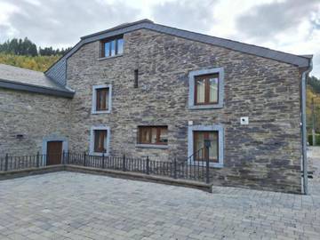 Location de vacances pour 9 personnes, avec vue ainsi que terrasse et vue sur le lac dans Samrée