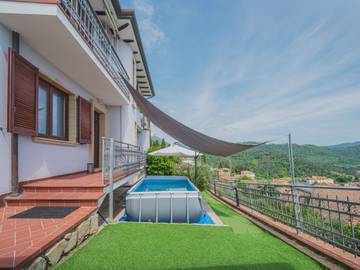 Location de vacances pour 6 personnes, avec terrasse ainsi que piscine et jardin dans Corsanico Bargecchia