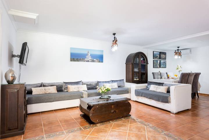 Tranquila casa a poca distancia de las principales atracciones con piscina, terraza, jardín in Benalmadena Pueblo, Benalmádena