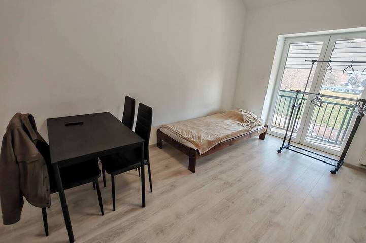 Ganze Wohnung, WorkStay Apartment – Moderner Komfort mit privatem Parkplatz, in der Nähe von Annehmlichkeiten der Stadt in Ketschkemet, Kecskeméti járás