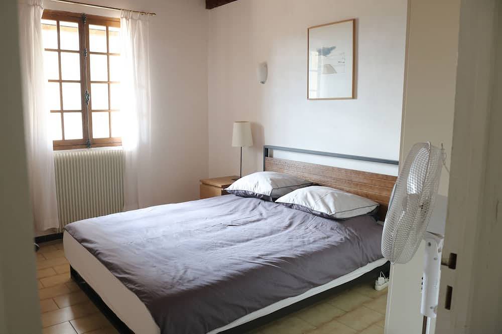 Private villa with private pool (14m x 4m) and garden with rural panoramic views in Claviers, Region de Draguignan