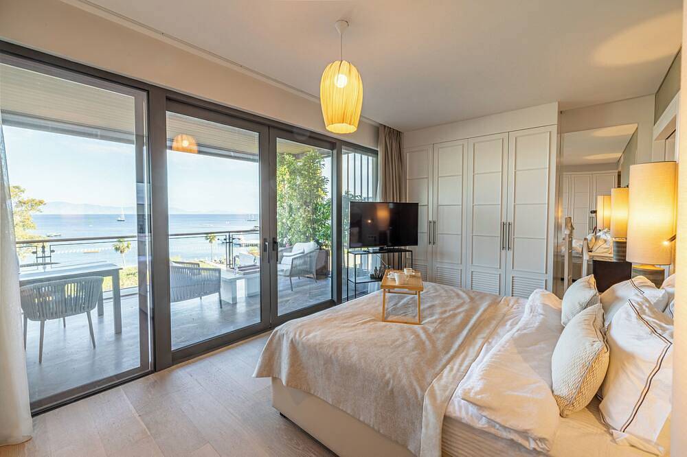 Luxurious Beachfront Flat with Hotel Amenities Inside a 5-Star Resort in Bodrum, Türkische Ägäis
