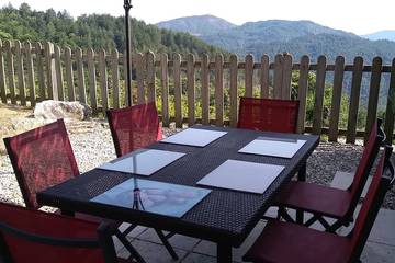 Gîte pour 4 personnes, avec terrasse et jacuzzi ainsi que piscine et jardin à Rocles
