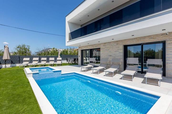 Villa für 12 Personen, mit Balkon und Garten sowie Whirlpool - 1