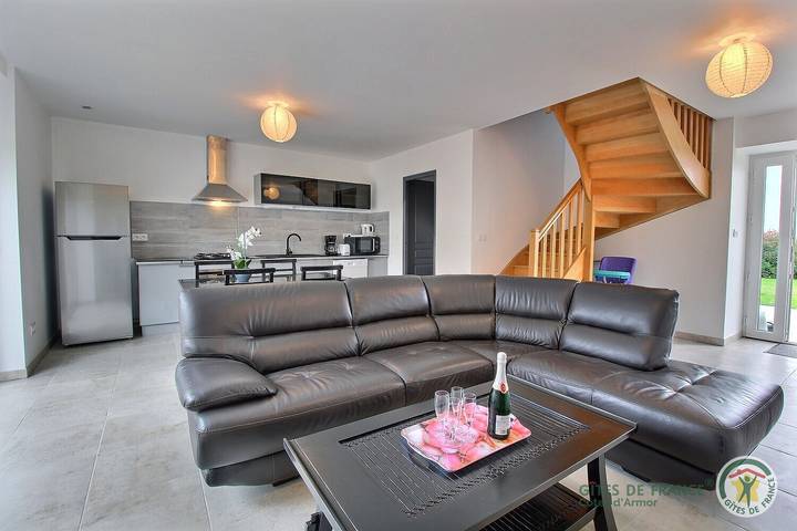 Gîte pour 4 personnes, avec Jacuzzi et Terrasse ainsi que Jardin et Piscine à Jugon-les-Lacs - 2