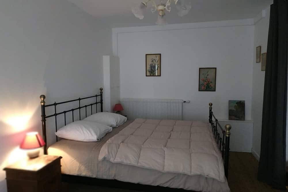 Maison Gîte 12 personnes avec jardin dans un bourg du Gatinais, proche rivière. in Souppes-sur-Loing, Seine-et-Marne