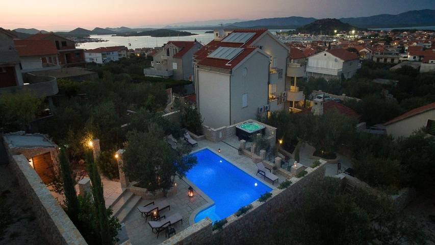 Ferienwohnung für 4 Personen, mit Pool und Garten sowie Terrasse und Whirlpool, mit Haustier auf Murter