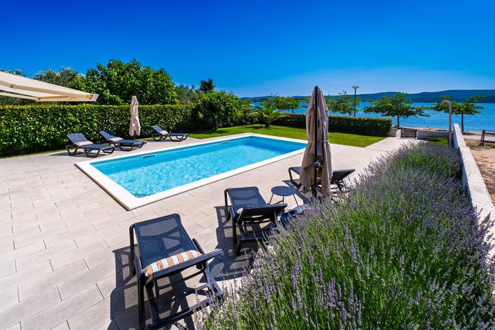 Villa pour 8 personnes, avec jardin et terrasse à Turanj