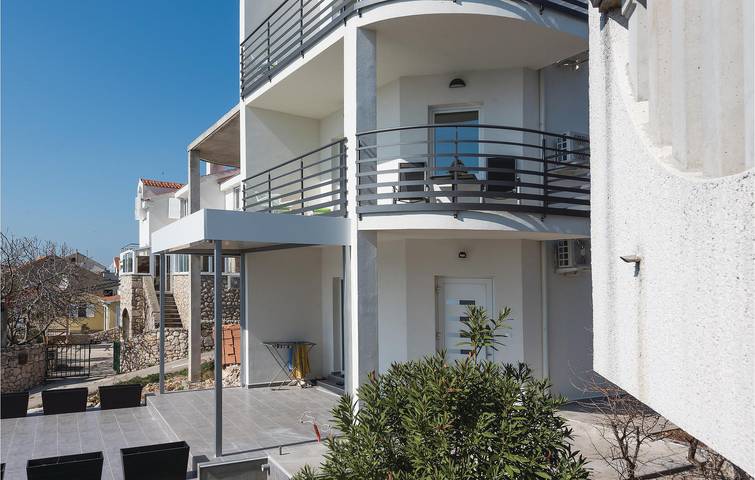 Ganze Ferienwohnung, Gemütliche Wohnung mit Terrasse, WLAN und Parkplatz, 1,5 km vom Strand entfernt in Brodarica, Šibenik-Knin