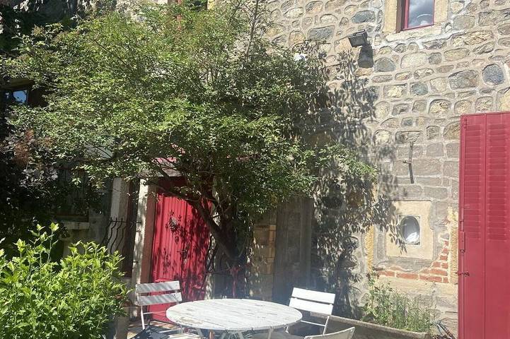 Location de vacances pour 6 personnes, animaux acceptés à Propières