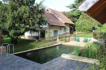 Gîte pour 5 personnes, avec terrasse ainsi que jardin et piscine, animaux acceptés à Brison-Saint-Innocent