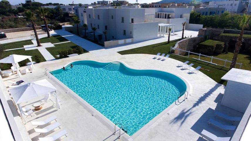 Apartahotel para 5 personas, con vistas además de piscina y jardín en Sicilia