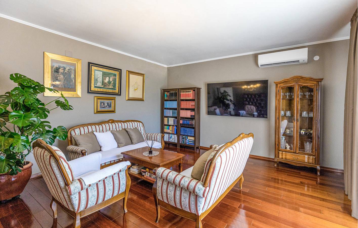 Stilvolle Ferienwohnung mit Pool und WLAN, nur wenige Schritte vom Stadtzentrum von Vrgorac entfernt in Vrgorac, Makarska Riviera