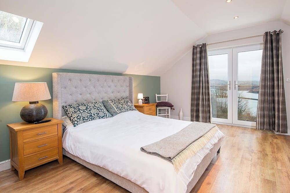 Silver Stream, Holiday Property Goodwick, nr. Fishguard, Sleeps 8, 4 bedrooms,  bathrooms in Goodwick, Pembrokeshire
