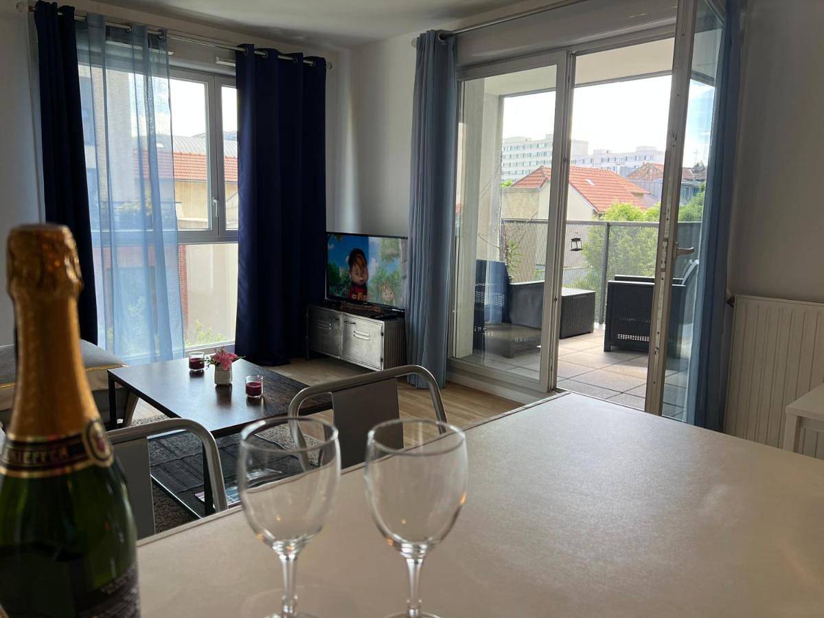 Appartement entier, Appartement 2 chambres, Terrasse, Parking gratuit, Métro 13, Paris in Malakoff, Hauts-de-Seine