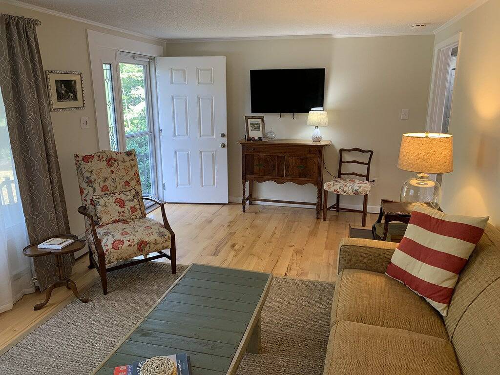 Cozy 3 bedroom house with large covered porch just steps from downtown Bbh. in Boothbay Harbor, Lincoln County (Maine)