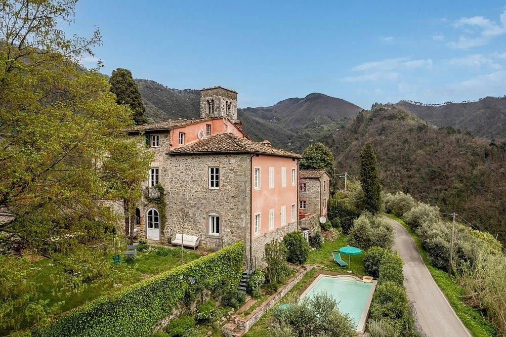 Villa con manantial natural entre los viñedos de Lucca in Lucca, Provincia de Lucca