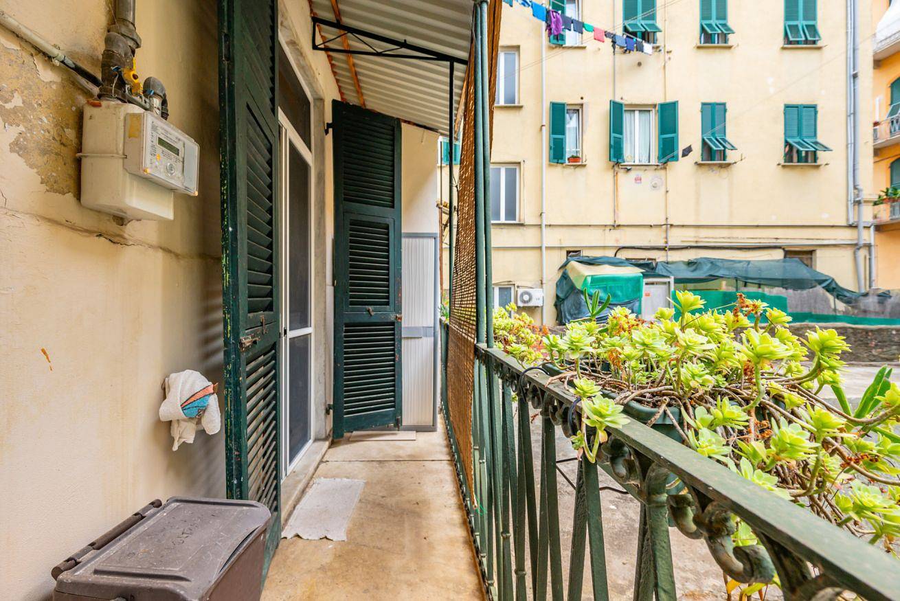 Appartamento intero, Yellow Apartment near the Train Station W/ Balcony in La Spezia (Città), La Spezia