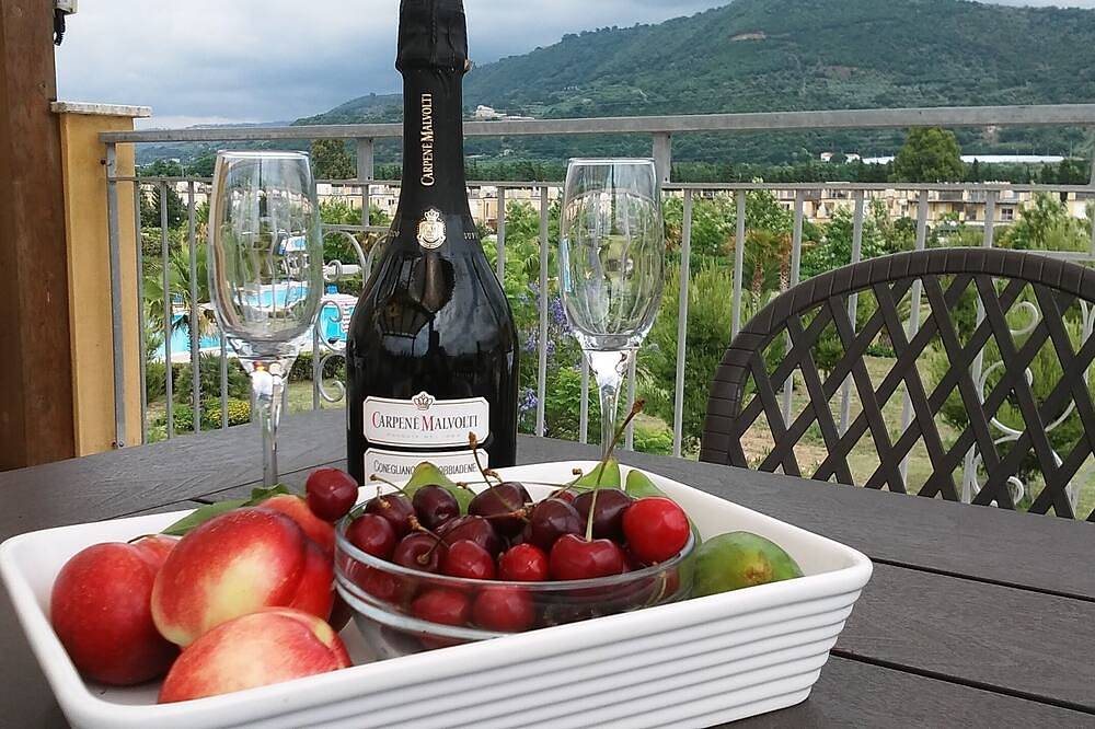 Apartamento entero, Pizzo Beach Club \"Summer Special\" 2 habitaciones, apartamento 13F con Wifi gratuito y 2 Terr in Pizzo, Provincia de Vibo Valentia