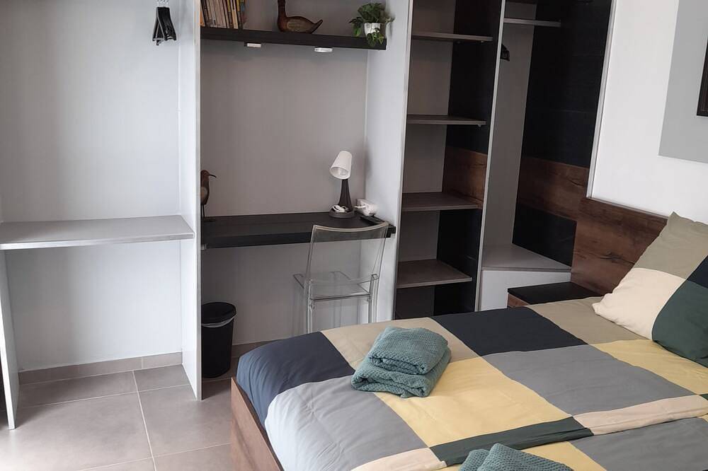 Independent studio, garden, pool access.   in Cagnes-sur-Mer, Region de Cannes